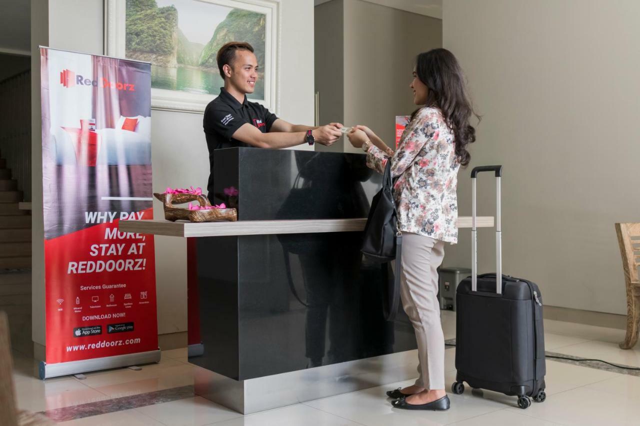 Reddoorz Plus Near Palembang Indah Mall Exterior photo